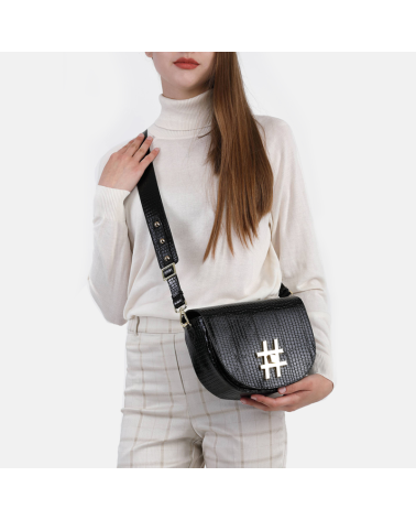 Mała czarna skórzana torebka z biżuteryjną aplikacją