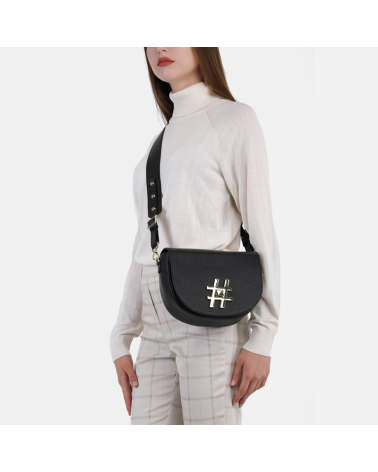 Mała torebka crossbody ze skóry w kolorze klasycznej czerni z biżuteryjną aplikacją